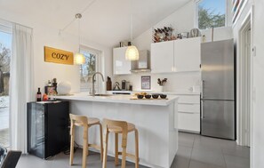 Frigorífico, placa de cocina, lavavajillas y cafetera o tetera