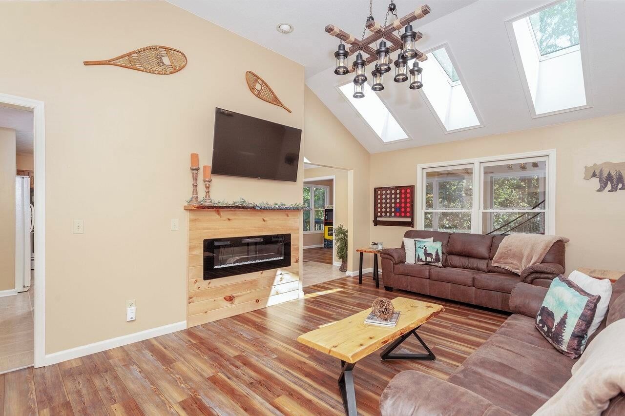 Bear Cabin-One Level/ Indoor hot tub/pet friendly/Outdoor pool pass available  