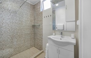 Shower - Pet friendly apartment in Rogoznica (Rogoznica)