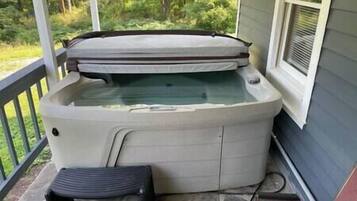 Tina de hidromasaje al aire libre