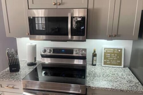 Peaceful stay in the Finger Lakes, Hot tub, kitchen, grill