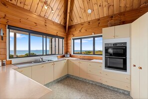 Kühlschrank, Mikrowelle, Geschirrspüler, Toaster