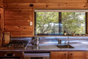 Kühlschrank, Mikrowelle, Geschirrspüler, Toaster