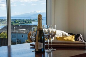 Interior - Scenic Lake Views - Taupo Holiday Home (Taupo)