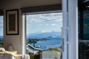 Interior - Scenic Lake Views - Taupo Holiday Home (Taupo)