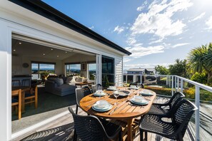 Outdoor dining - Scenic Lake Views - Taupo Holiday Home (Taupo)