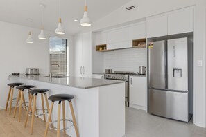 Kjøleskap, mikrobølgeovn, oppvaskmaskin og kaffetrakter/tekoker