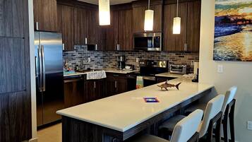 Réfrigérateur, micro-ondes, four, plaque de cuisson