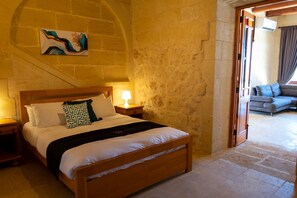 4 bedrooms - Villa Nirvana, 4 bedroom holiday home with large deck and pool (Qala)