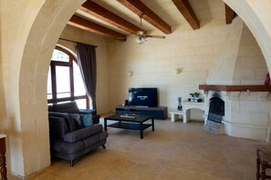 Living area - Villa Nirvana, 4 bedroom holiday home with large deck and pool (Qala)