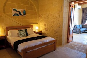 4 bedrooms - Villa Nirvana, 4 bedroom holiday home with large deck and pool (Qala)