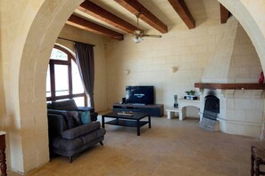 Living area - Villa Nirvana, 4 bedroom holiday home with large deck and pool (Qala)