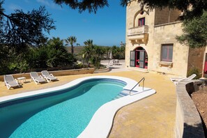 Pool - Villa Nirvana, 4 bedroom holiday home with large deck and pool (Qala)