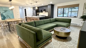 TV connectée, cheminée, table de tennis de table