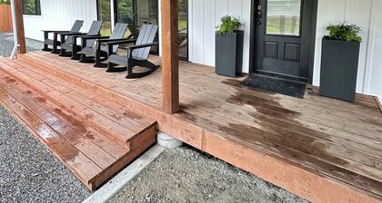 The Sapling - hot tub, outdoor fireplace & grill close to airport, shopping