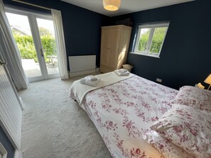 2 bedrooms, iron/ironing board, travel cot, WiFi