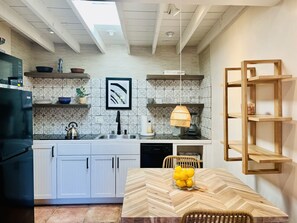 Køleskab, mikrobølgeovn, kogeplade, opvaskemaskine