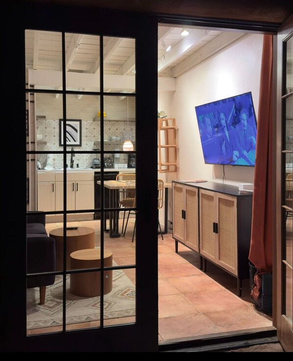 Ein modernes Interieur mit Küche, Essbereich und Fernseher.