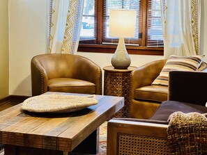 Smart TV, chimenea, libros