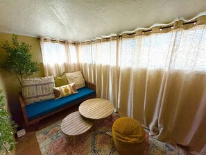Smart TV, fireplace, books - Adobe Retreat Steps to the Plaza (Santa Fe)