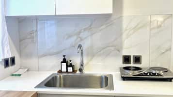 Deluxe Double Room | Private kitchen | Fridge, electric kettle, cookware/dishes/utensils