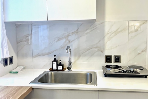 Kamar Double Deluks | Dapur pribadi | Lemari es, ketel listrik, dan peralatan masak/sendok-piring