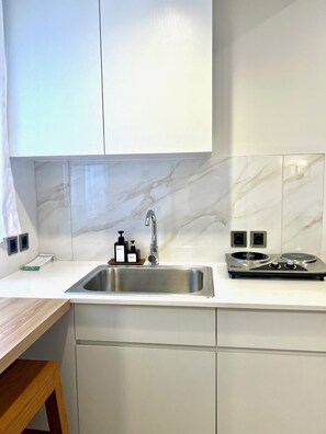 Dobbeltrom – deluxe, kjøkken | Eget kjøkken | Kjøleskap, vannkoker og kjøkkenutstyr