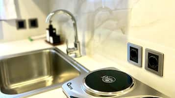 Kamar Double Deluks | Dapur pribadi | Lemari es, ketel listrik, dan peralatan masak/sendok-piring