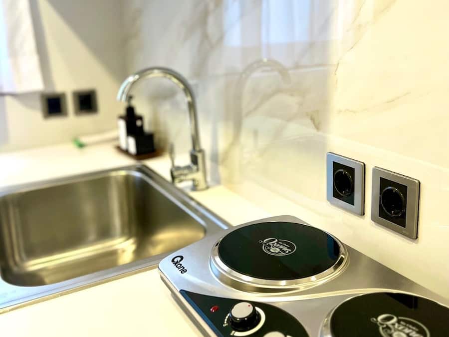 Habitación Deluxe doble, cocina | Cocina privada | Frigorífico, hervidor eléctrico y utensilios de cocina