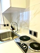 Deluxe-Doppelzimmer, Küche | Eigene Küche | Kühlschrank, Wasserkocher, Kochgeschirr/Geschirr/Besteck