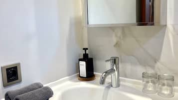 Chambre Double Deluxe | Salle de bain | Douche, douche à « effet pluie », articles de toilette gratuits