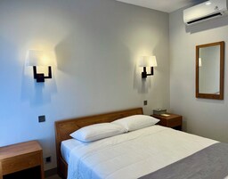 Deluxe-Doppelzimmer, Küche | Zimmersafe, Schreibtisch, kostenloses WLAN, Bettwäsche