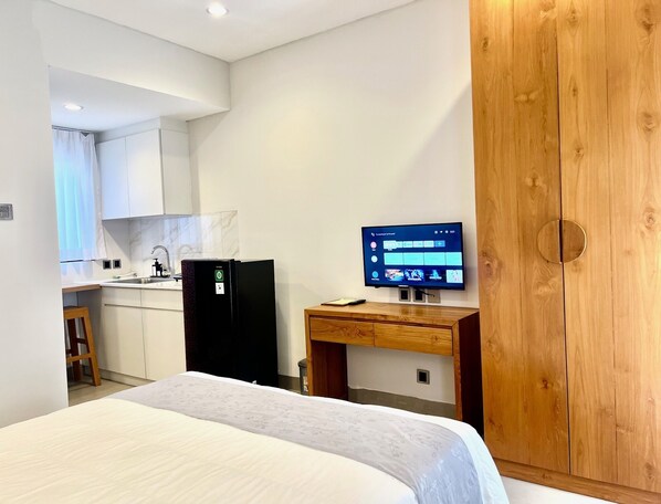 Deluxe Double Room, Kitchen | In-room safe, desk, free WiFi, bed sheets - Charlie Guest House (Nusa Dua)