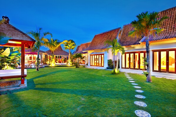 Exterior - Villa Nico exquisite 5 bedrooms in lovely Balinese-inspired décor. (Bali)