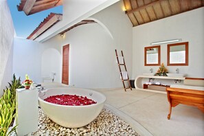 Spa - Villa Nico exquisite 5 bedrooms in lovely Balinese-inspired décor. (Bali)