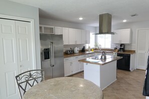 ثلاجة، ميكروويف، فرن، موقد طهي مسطح