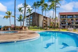 Una piscina al aire libre, una piscina climatizada