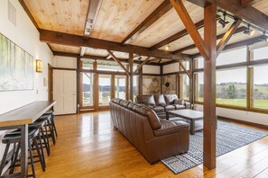 Smart TV, fireplace, table tennis - Private Indoor Heated Pool + Hot Tub + Fire Pit + Pond, on 35 Acres - sleeps 20 (Hoosick Falls)
