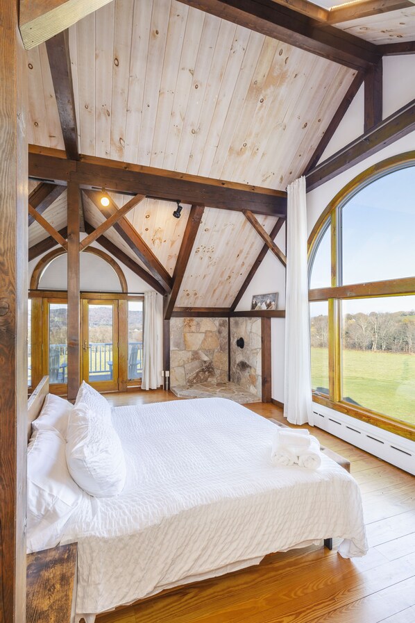 6 bedrooms, desk, iron/ironing board, WiFi