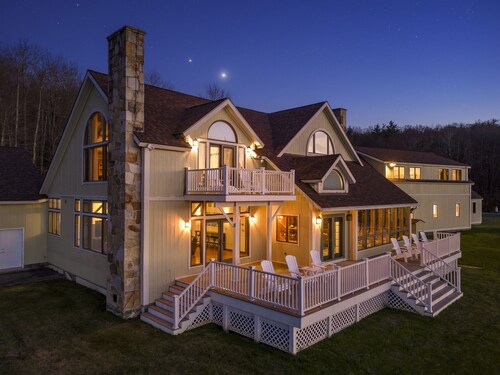 Private Indoor Heated Pool + Hot Tub + Fire Pit + Pond, on 35 Acres - sleeps 20