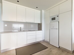 Kylskåp, mikrovågsugn, kaffe- och tebryggare och vattenkokare