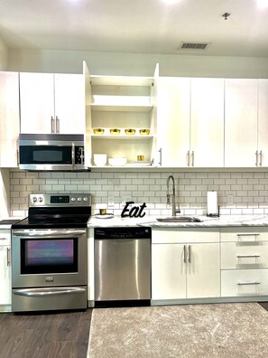 Private kitchen -  A Serenity Suite with city views (Charlotte)