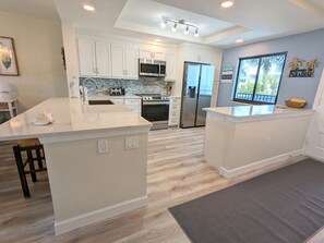 Kühlschrank, Mikrowelle, Ofen, Herdplatte