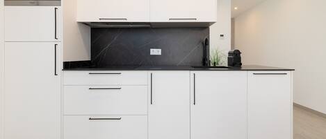 Refrigerador, microondas, placa de cocina, lavavajillas