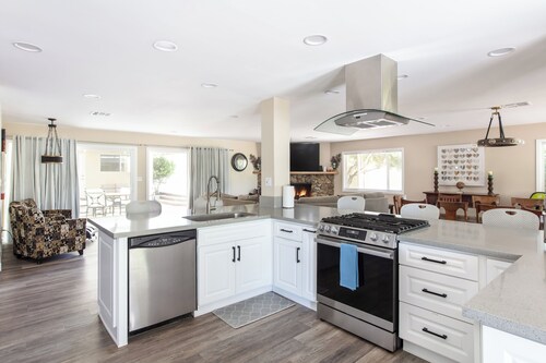 Over 3,000 Feet of Desert Oasis-Perfect for Friends & Family. Free Tesla Charger
