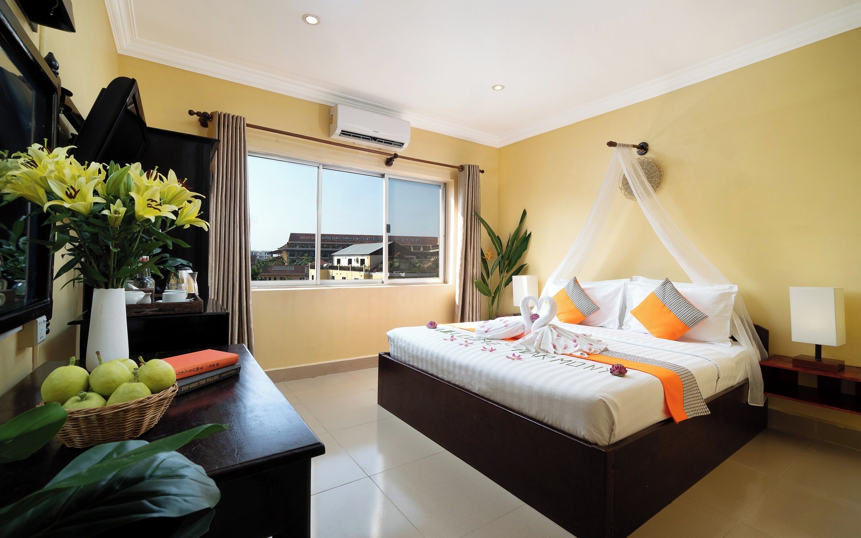 Bureau, espace de travail pour ordinateur portable, Wi-Fi gratuit