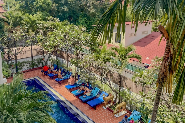 Ulkouima-allas avoinna 9.00–21.00, aurinkotuoleja