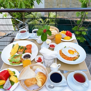 Desayuno continental diario (USD 5 por persona)