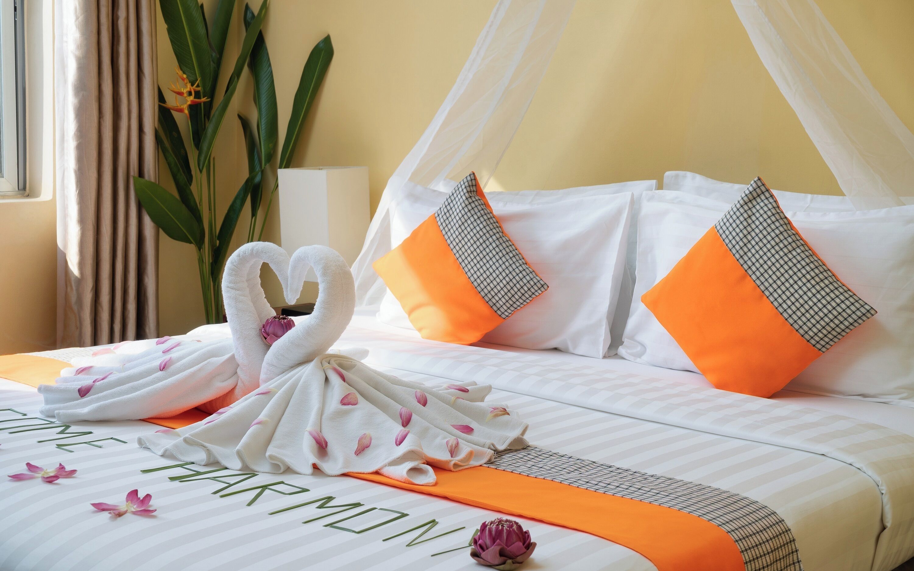 Desk, laptop workspace, free WiFi, bed sheets