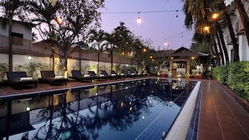 Una piscina al aire libre (de 09:00 a 21:00), tumbonas